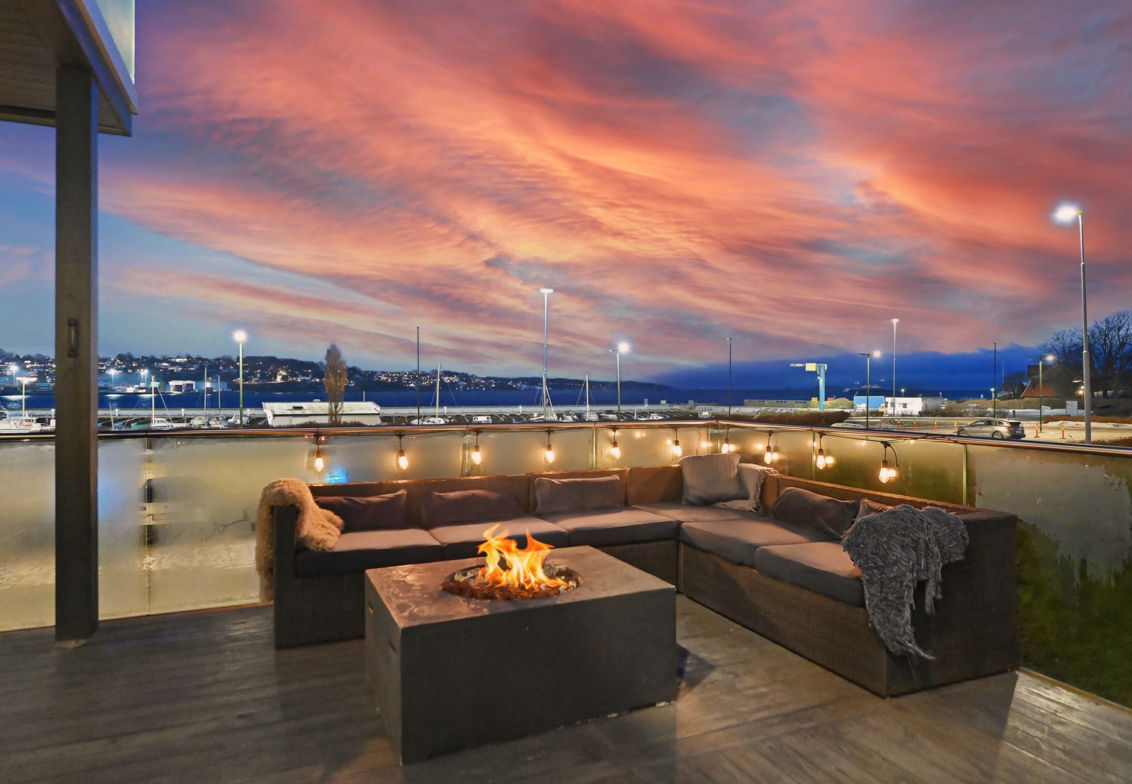 Det er kort avstand til sjø, tog og byliv. Galleribilde