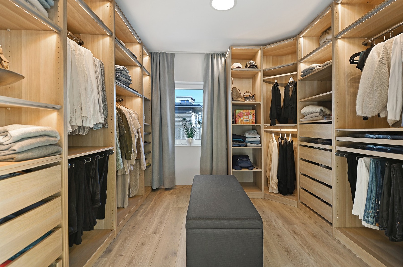 Fra garderoberommet er det dør ut til stue og skyvedør inn til soverom. Galleribilde