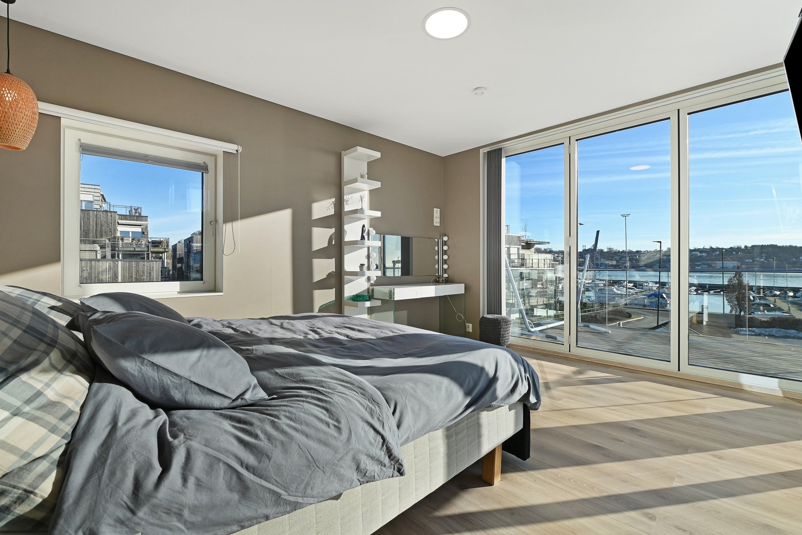 "Masterbedroom" er romslig og lyst, med store vindusflater som gir rikelig med dagslys og panoramautsikt. Galleribilde