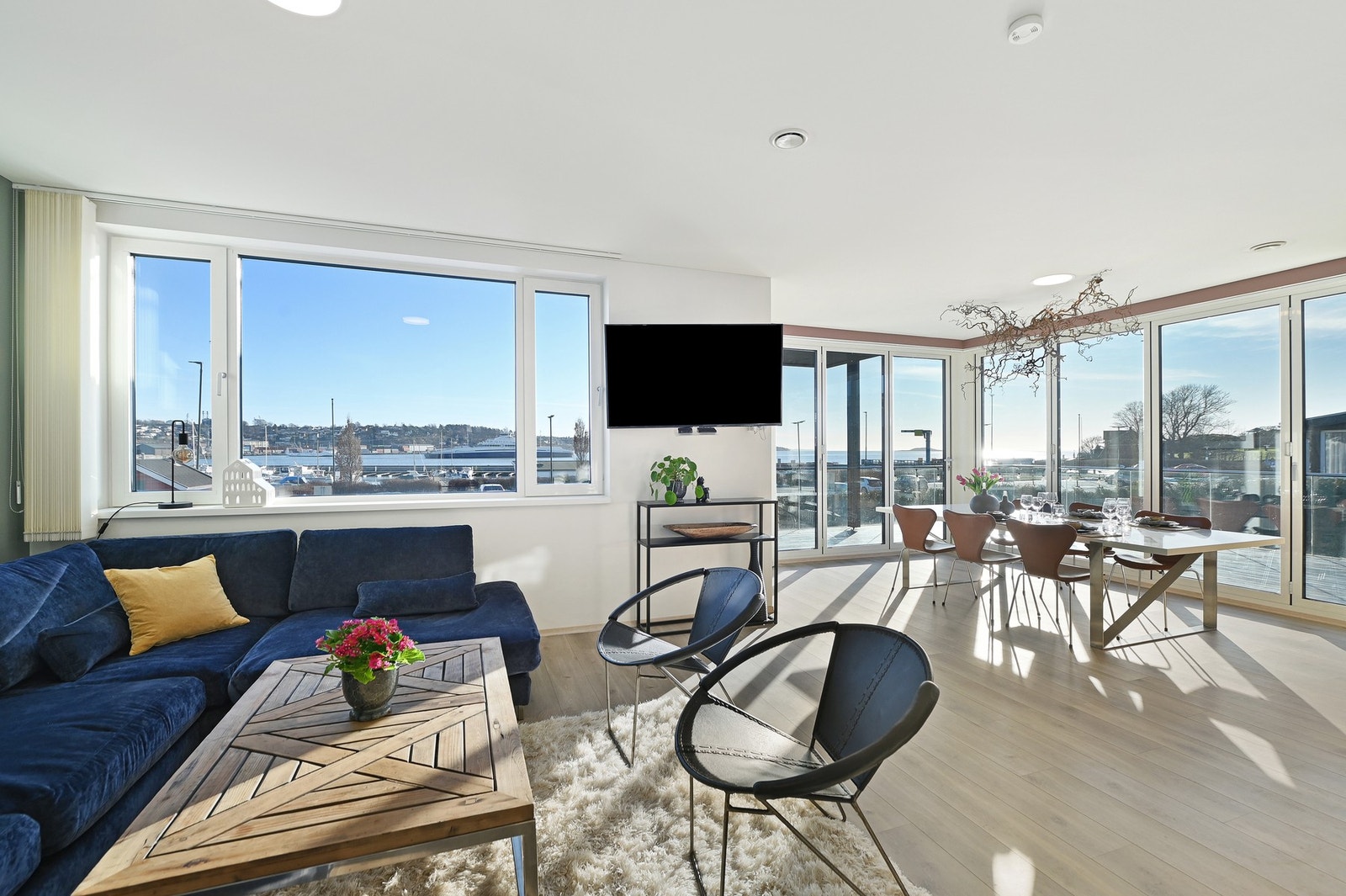 Dette er stor stua med mye vinduer og panoramautsikt over fjorden. Galleribilde