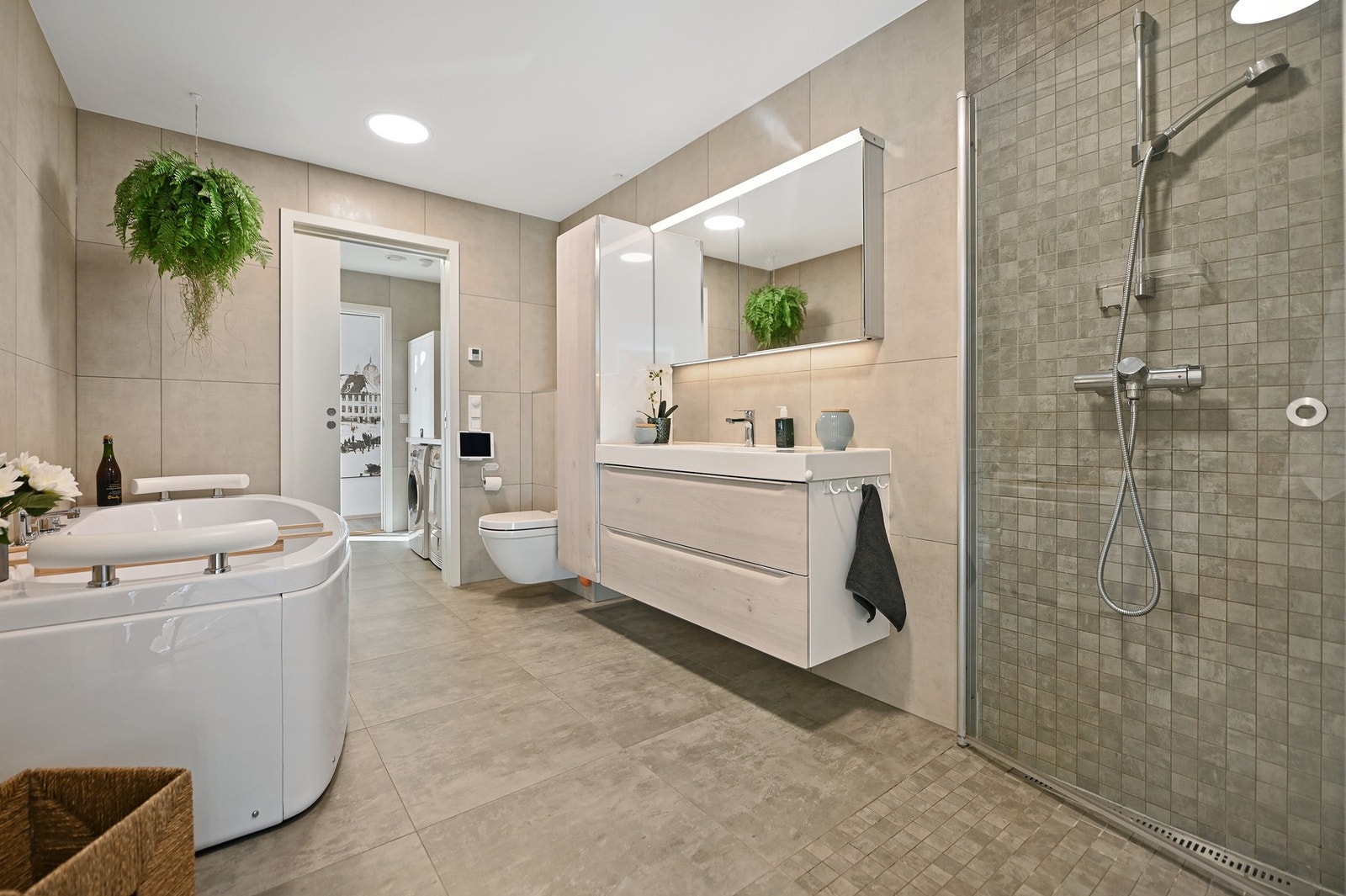 Det er skyvedør fra bad til vaskerom. Galleribilde