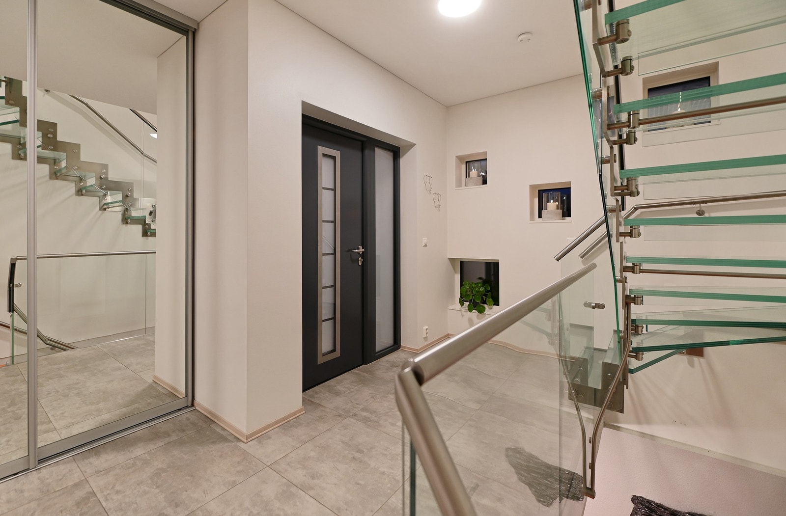 Gang med trapp direkte ned til den store garasjen. Galleribilde