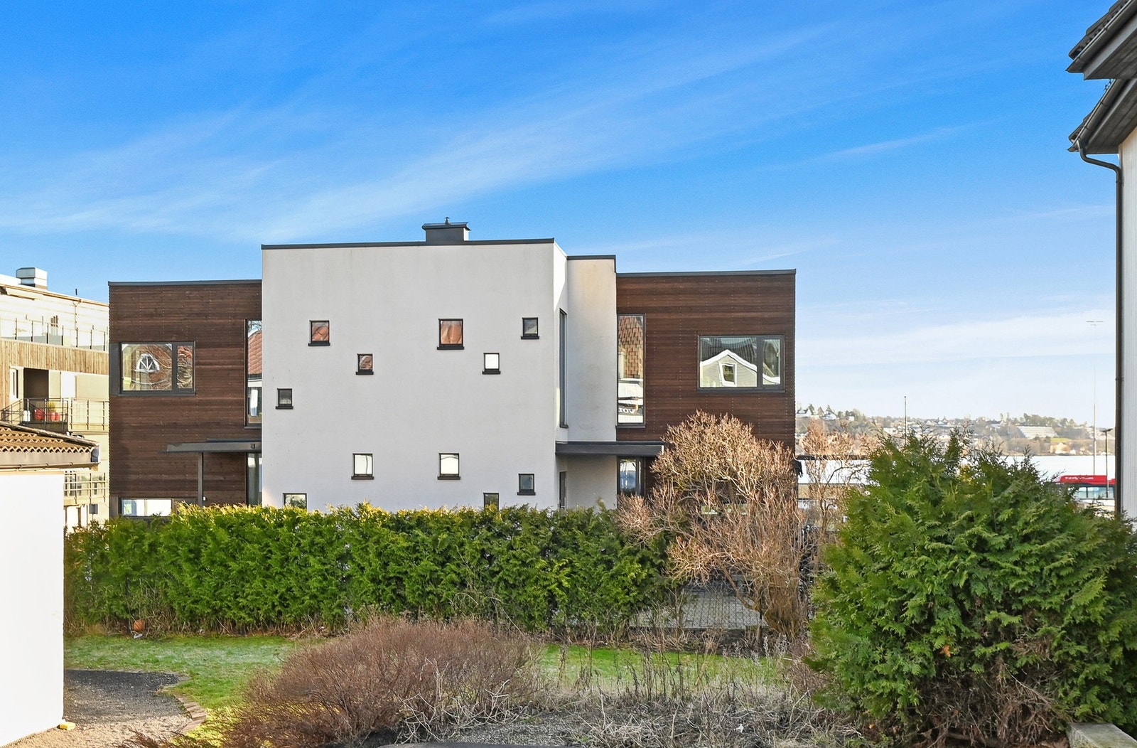 Det er svært gode solforhold; sommerstid har boligen sol store deler av dagen. Galleribilde