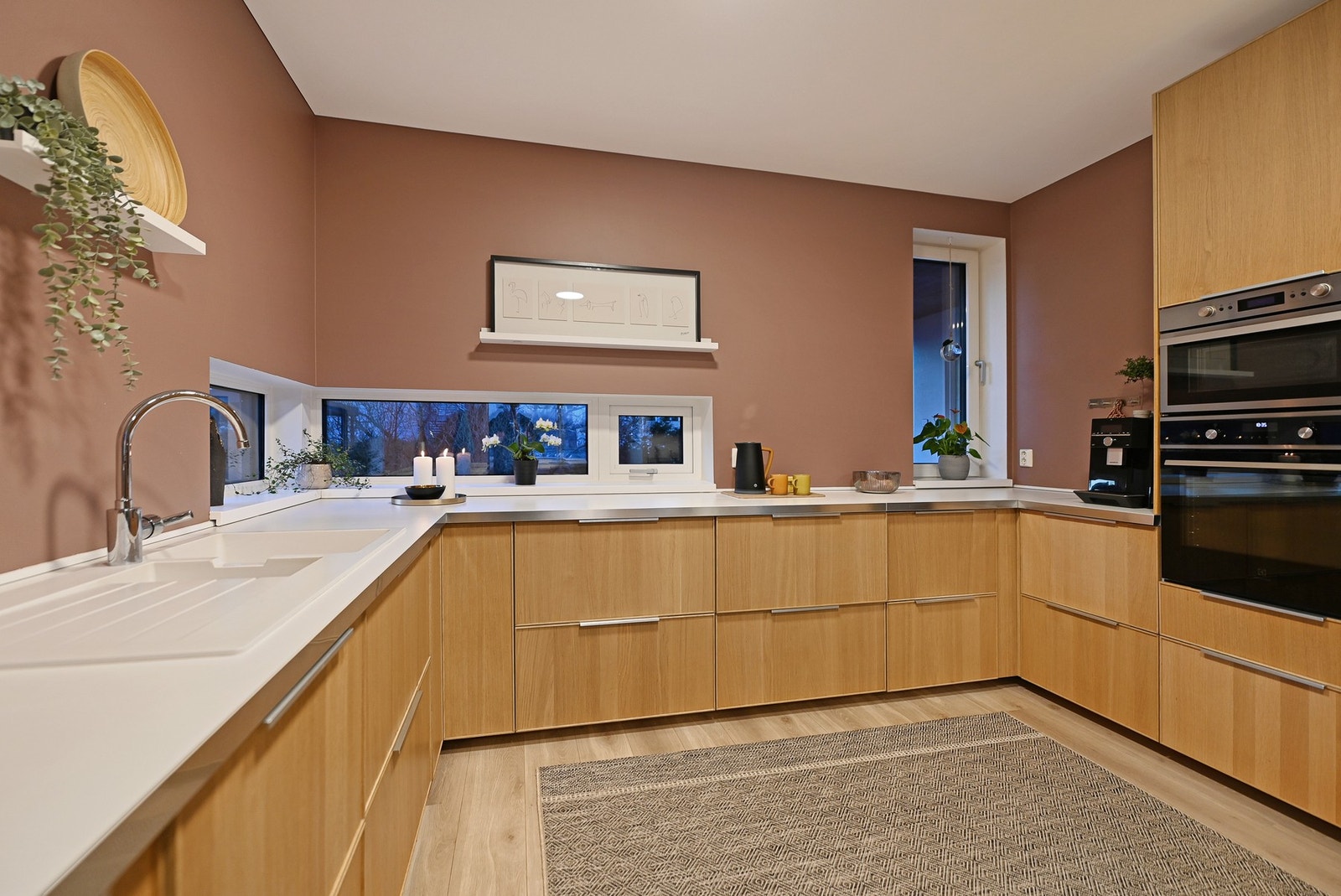 Kjøkkenet er romslig og funksjonelt utformet, med rikelig benkeplass og gode oppbevaringsløsninger. Galleribilde