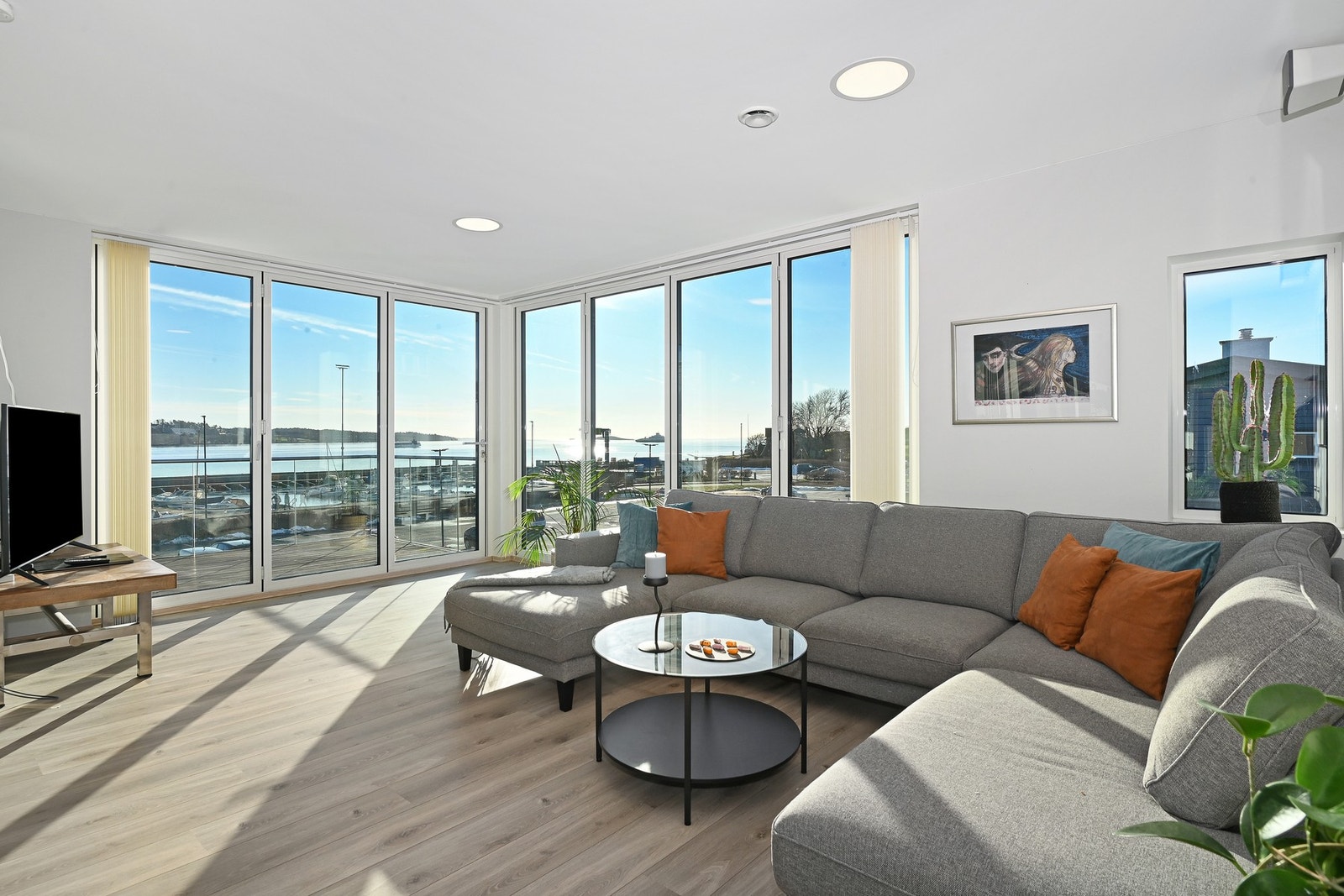 Her kan man se nydelige sol opp og ned ganger og flott utsikt til yrende båtliv. Galleribilde