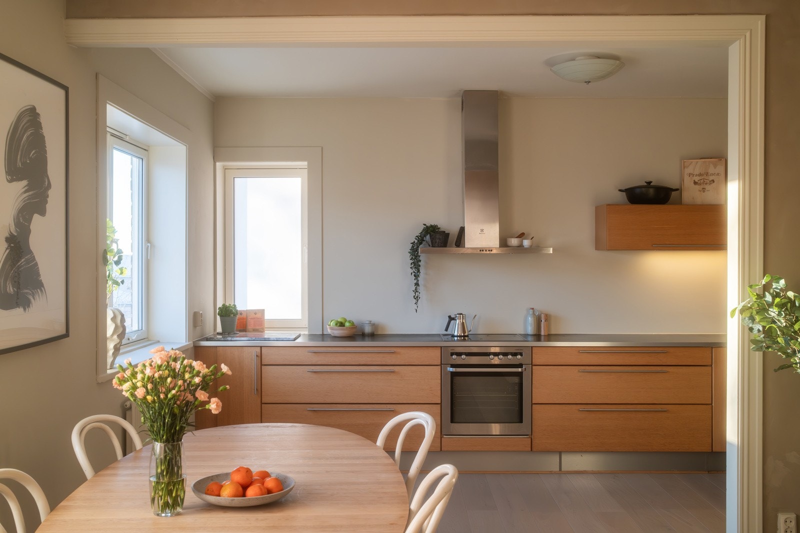 På gulvet er det pen en-stavs parkett fra 2018. Galleribilde