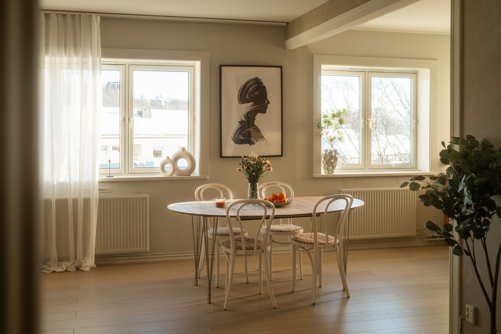 Her kommer du til en lys og innbydende 2-roms med sentral og attraktiv beliggenhet på Sofienberg. Galleribilde