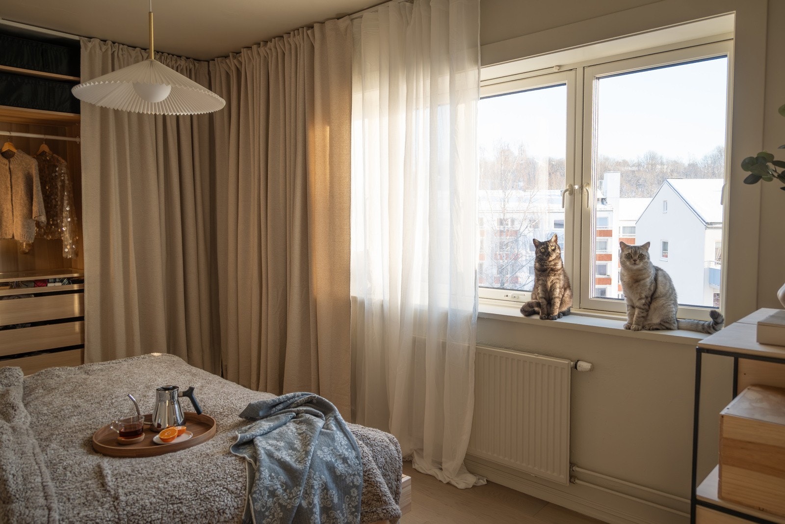 Vinduet gir rommet godt med dagslys og gode muligheter for lufting. Galleribilde