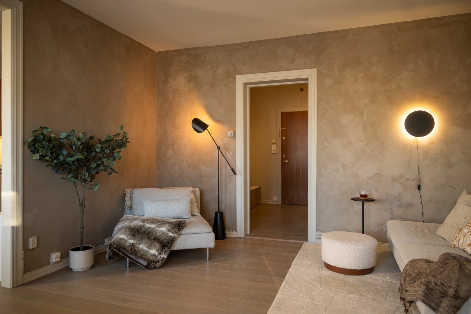 Det er plass til både sofagruppe og spisebord. Galleribilde