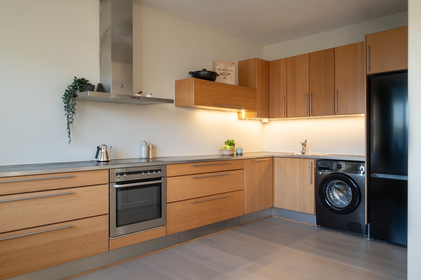 Kjøkkeninnredning er fra 2002 med slette fronter med folie, benkeplate av laminat og nedfelt oppvaskkum. Galleribilde