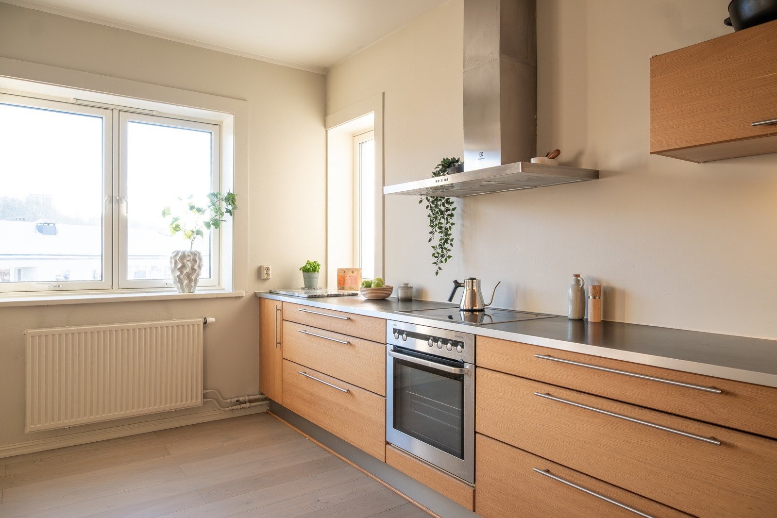 Kjøkkenet er utstyrt med integrert komfyr, oppvaskmaskin, samt frittstående kjøleskap med fryser og vaskemaskin - alle følger med handelen. Galleribilde