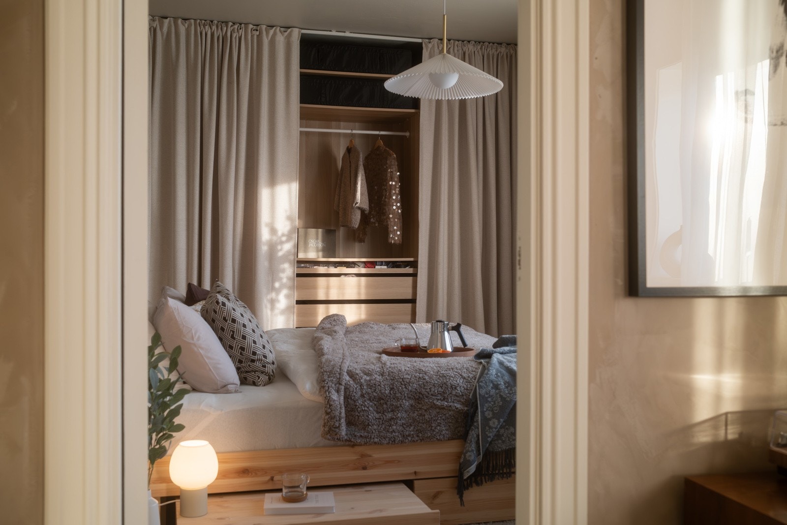 Leiligheten har et luftig og fint soverom. Galleribilde