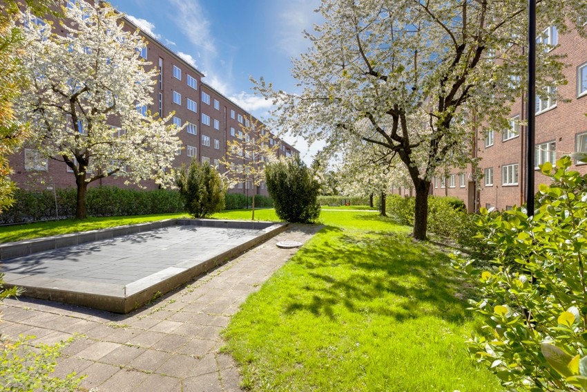 Veldrevet og hyggelig borettslag med 336 leiligheter. Lukket bakgården er med låste porter. Galleribilde