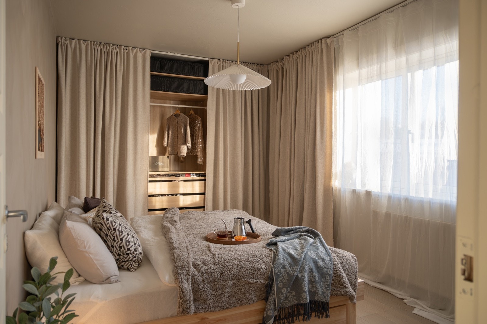 Det er god plass til dobbeltseng, nattbord og annet møblement. Galleribilde