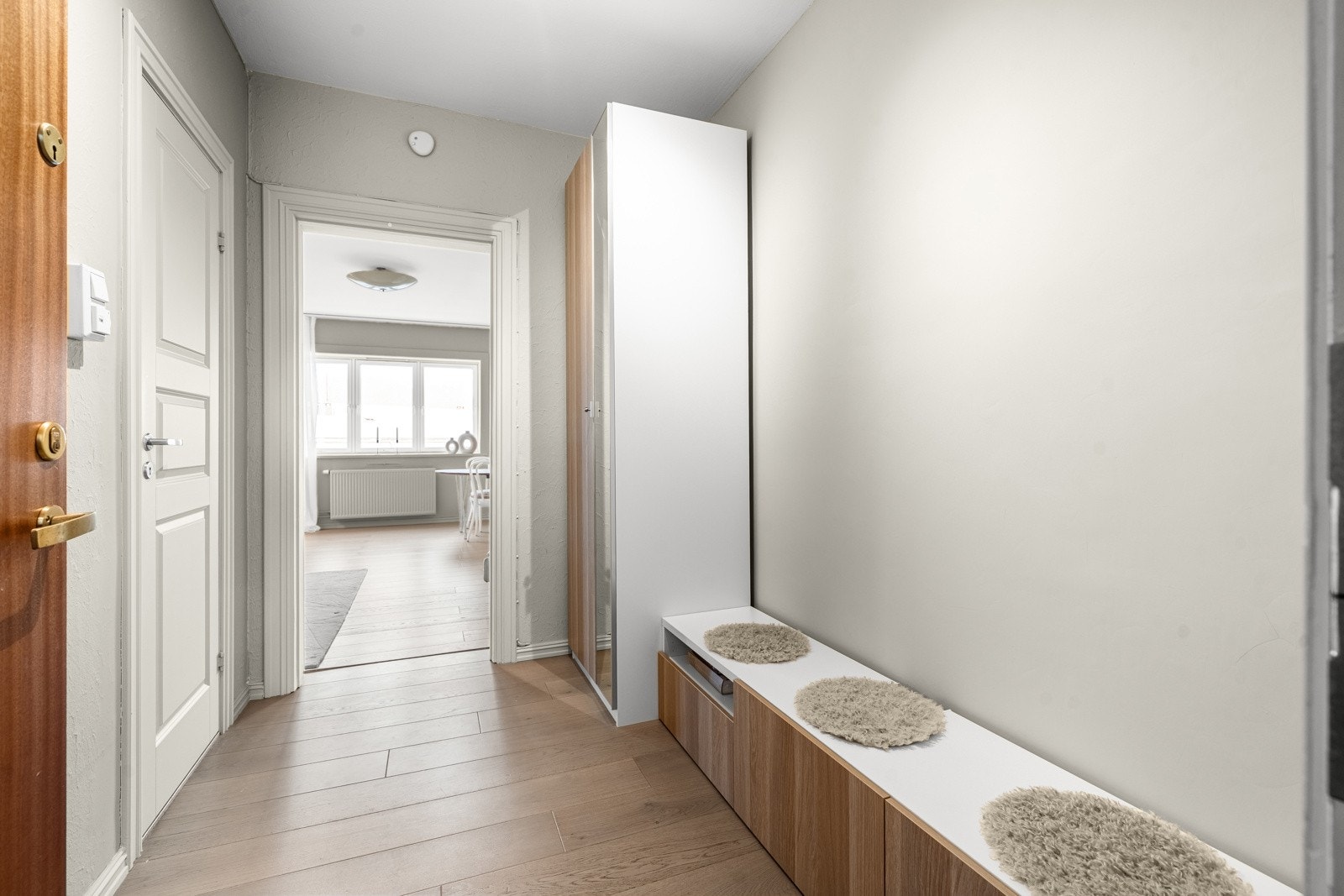 Her er det plass til yttertøy i PAX garderobeskap fra 2025. Galleribilde