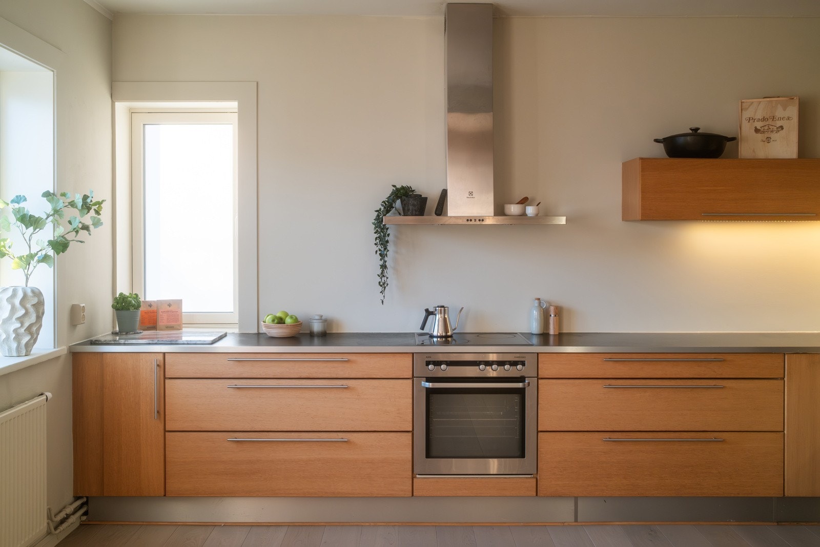 Leiligheten har et stilrent kjøkken. Galleribilde