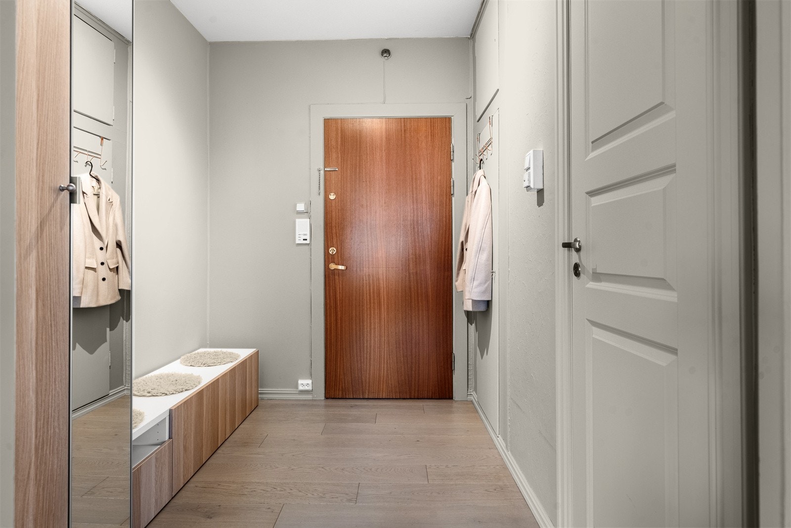 Innbydende entré som gir et godt førsteinntrykk av leiligheten. Galleribilde