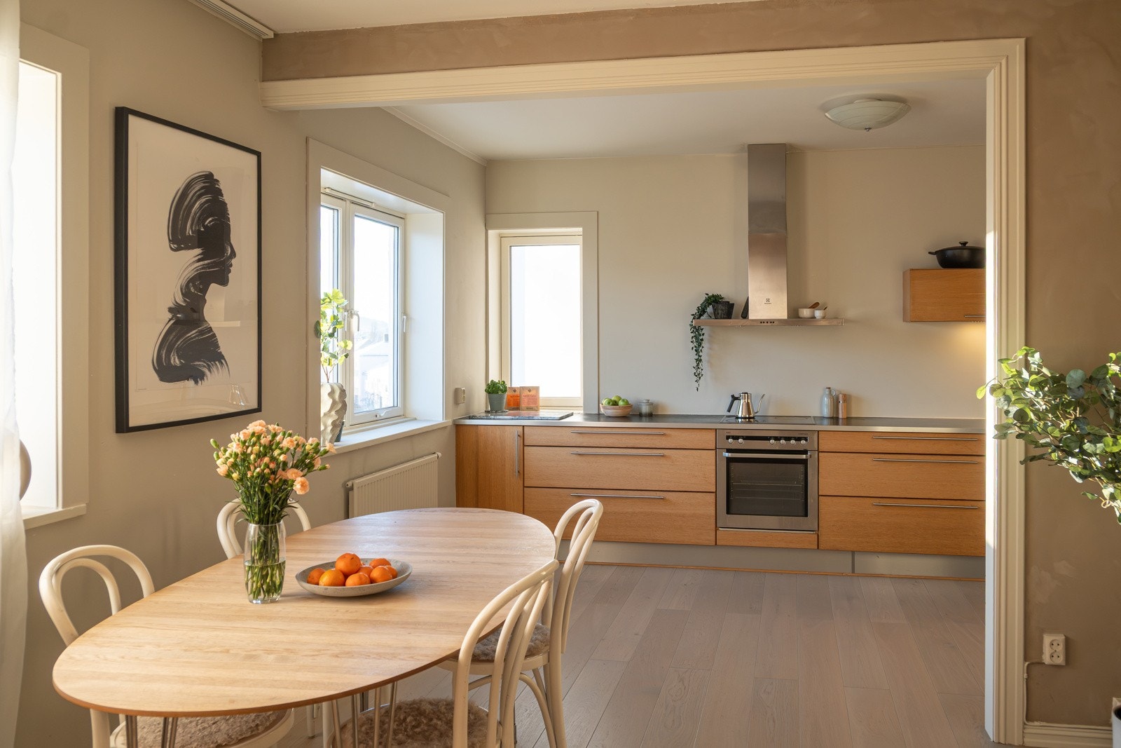 Leiligheten er vel gjennomført med lyse og delikate overflater. Galleribilde