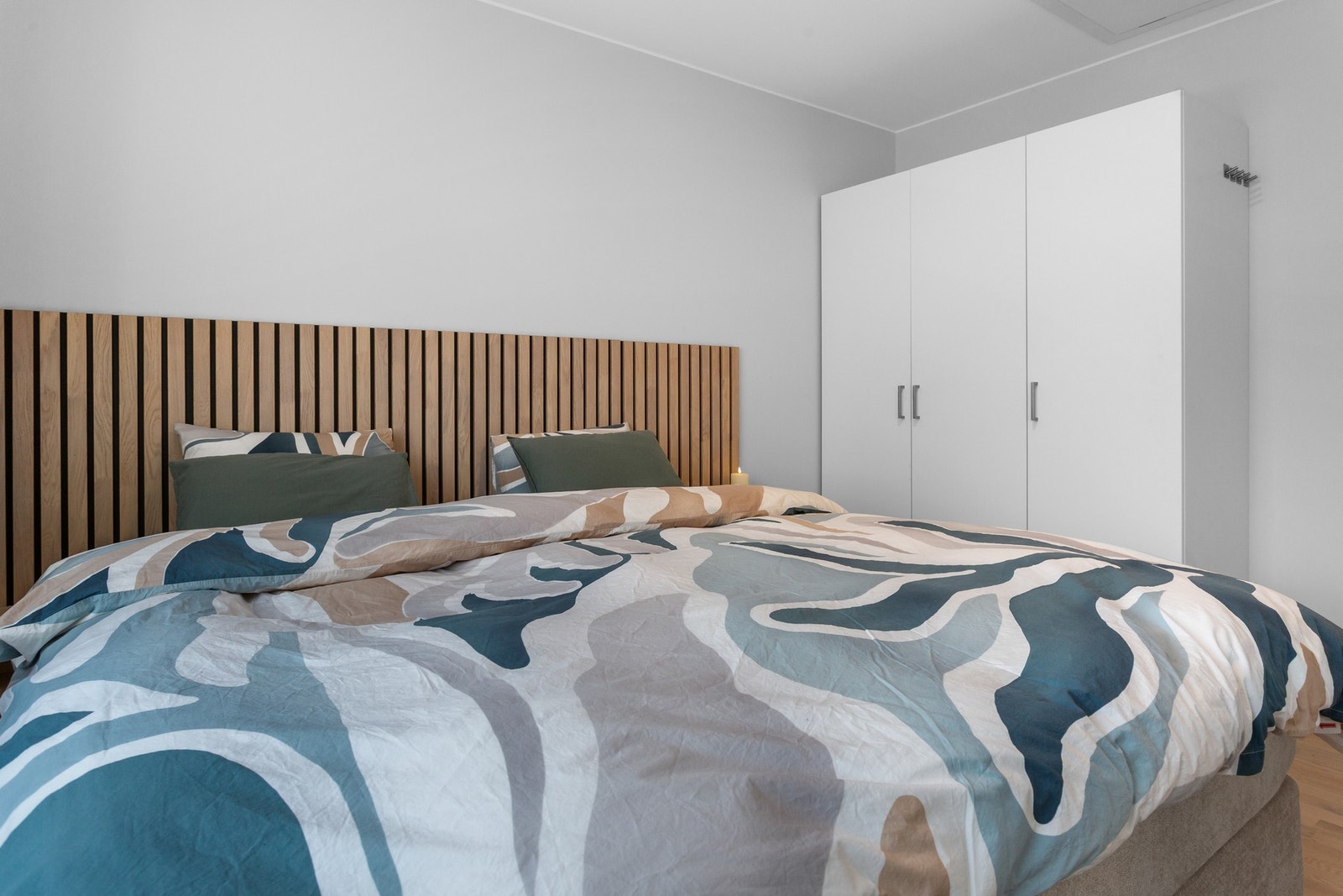 Soverommet har rikelig med plass for garderobeløsning. Galleribilde