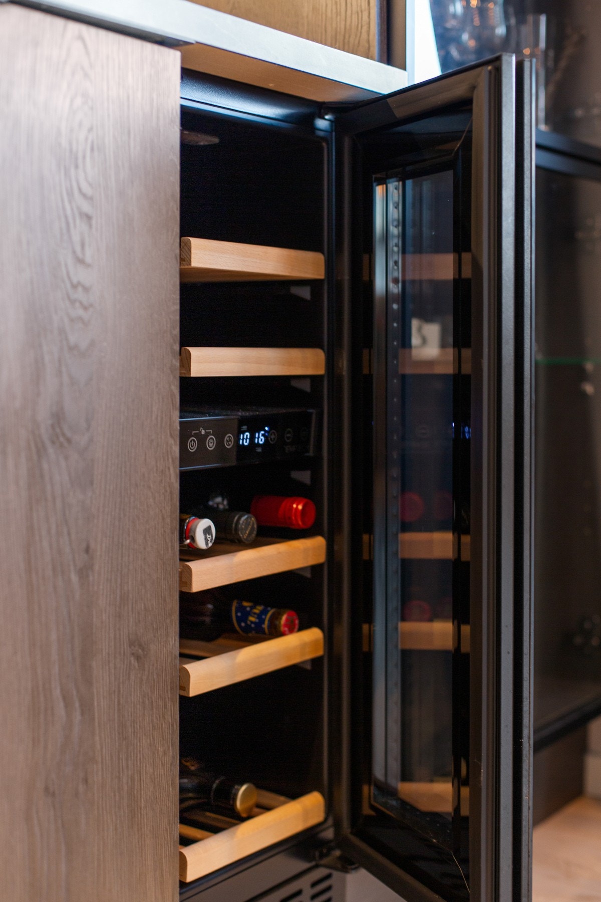 Kjøkkenet har integrert vinskap. Galleribilde