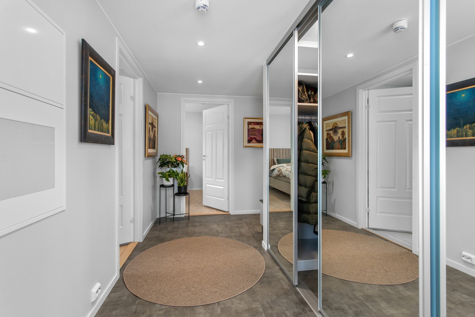 Det er en romslig entre på 11,2m². Galleribilde