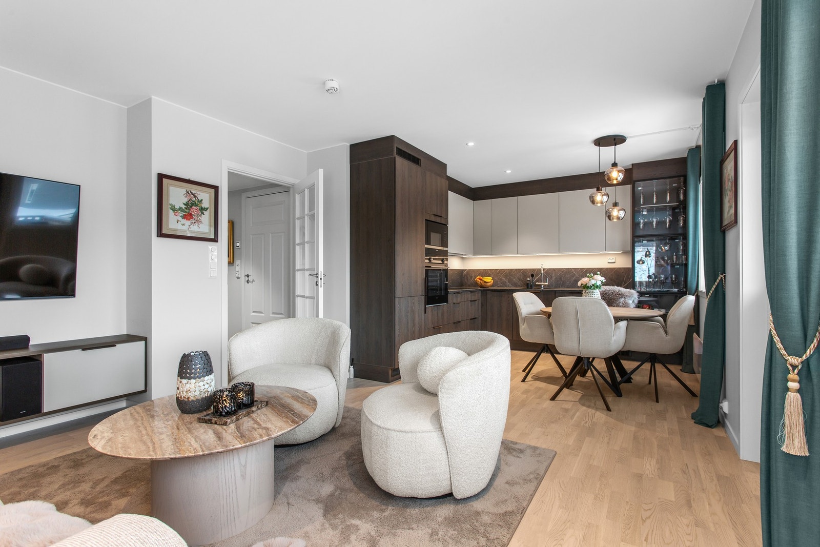 Det er åpen stue/kjøkken løsning på 25,6m². Galleribilde