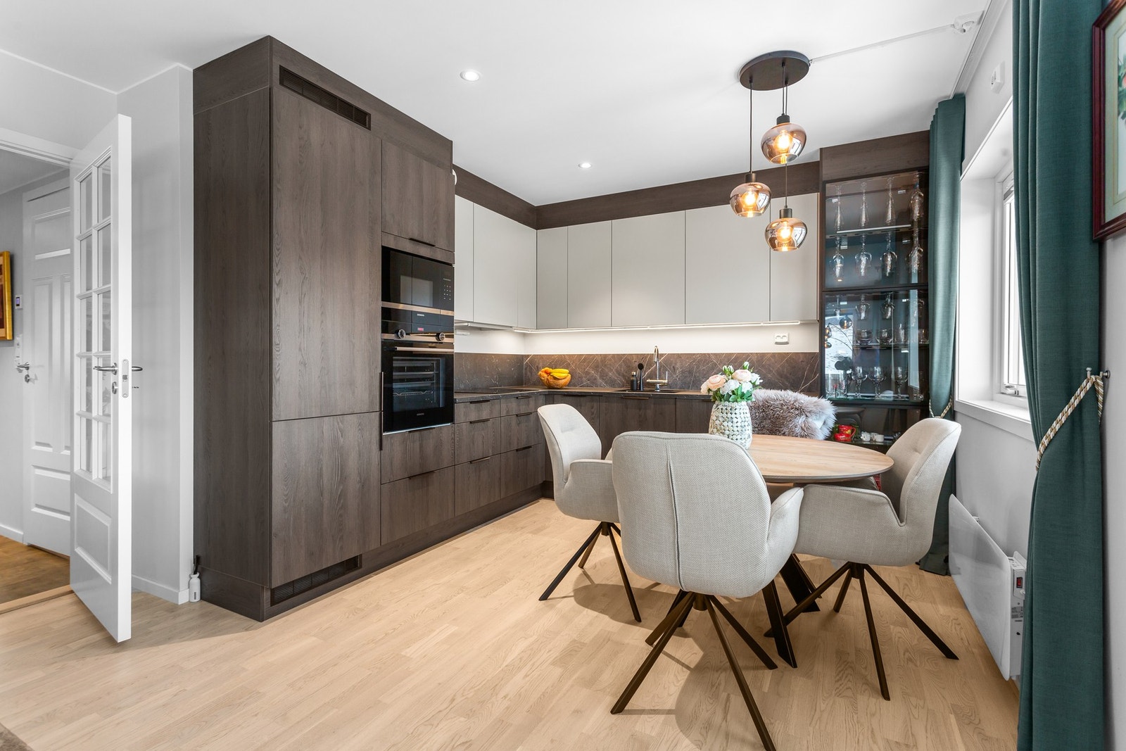 Kjøkkenet disponerer rikelig med skap og benkeplass. Galleribilde