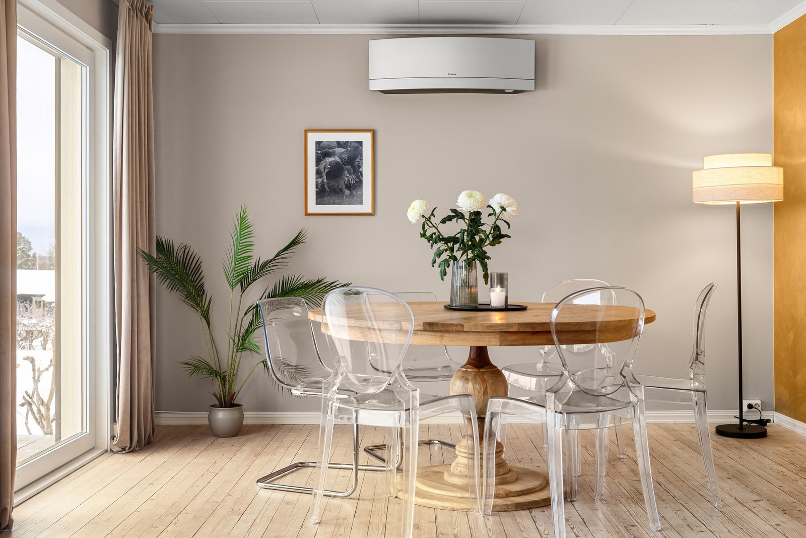 Lys og herlige spisestue rett på utsiden av kjøkkenet Galleribilde