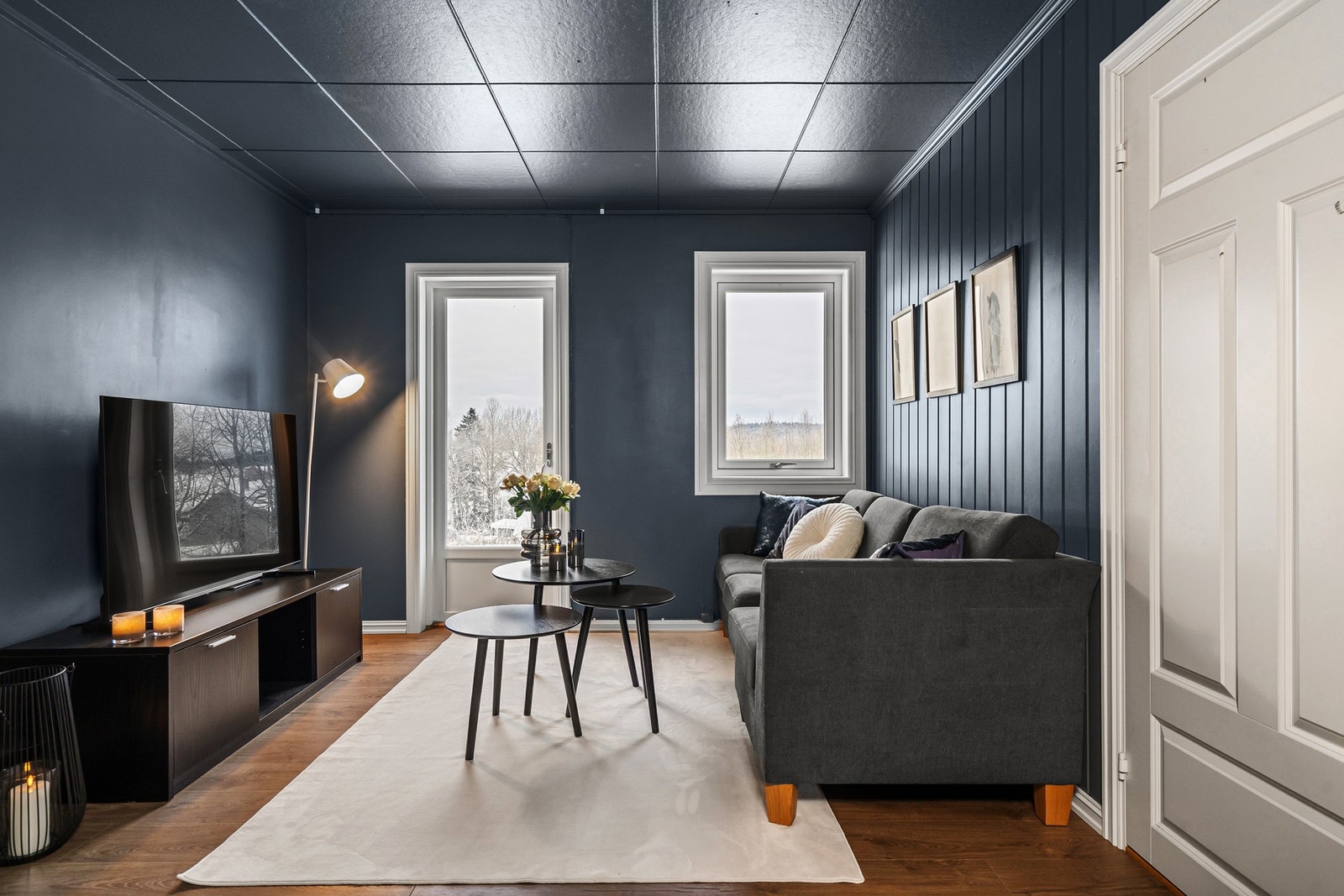 Romslig stue i andre etasje ideelt for ekstra oppholdsrom for barna eller ungdommen Galleribilde