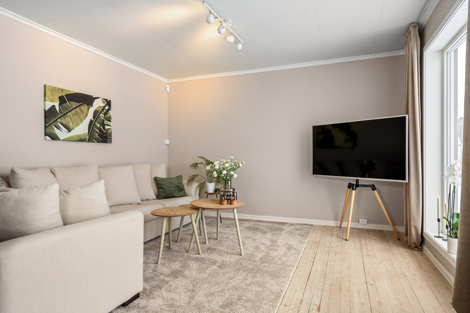 Romslig del av stue med god plass for stor sofa Galleribilde