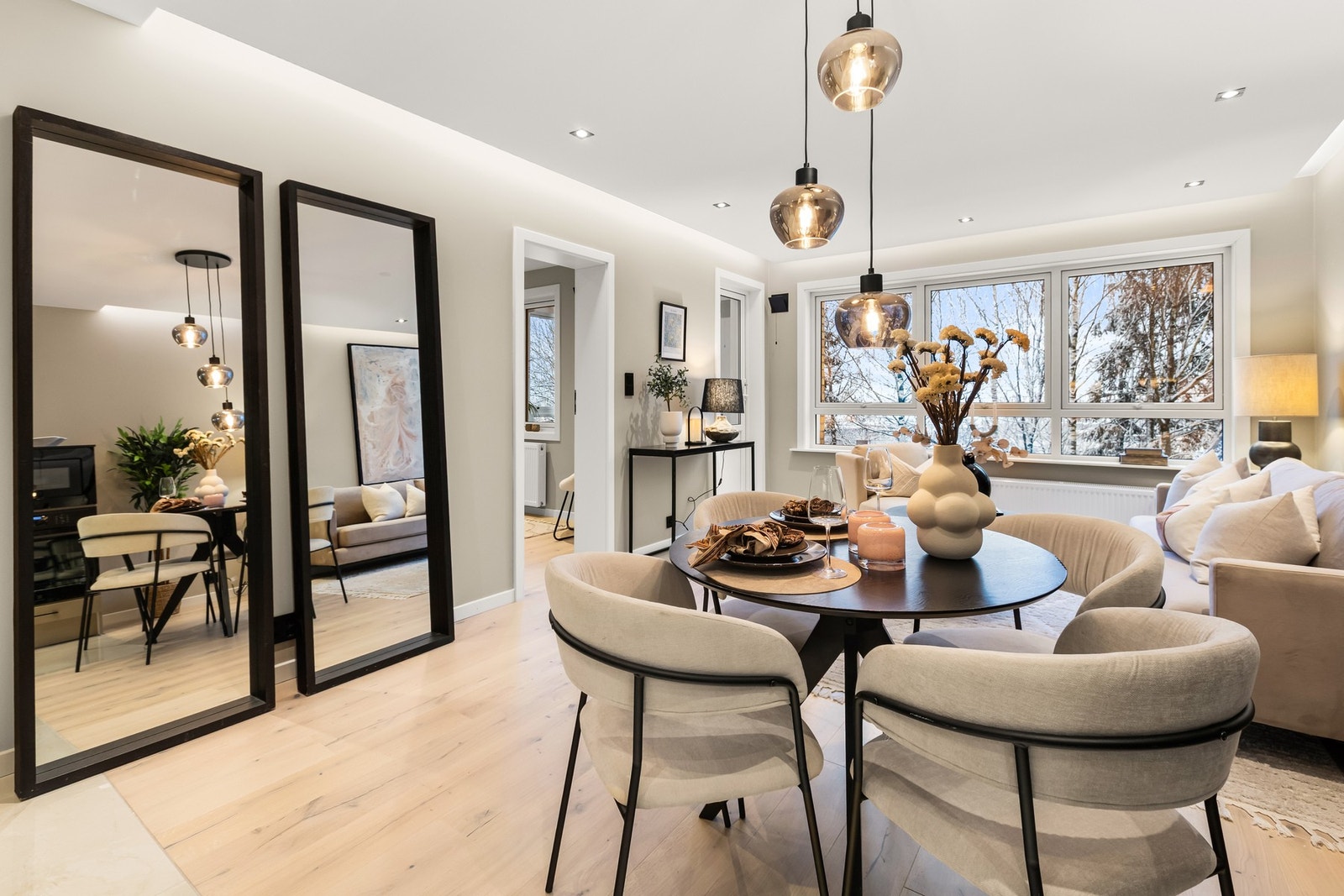 Utstrakt bruk av downlights (dekorativ LED belysning i stuen) Galleribilde