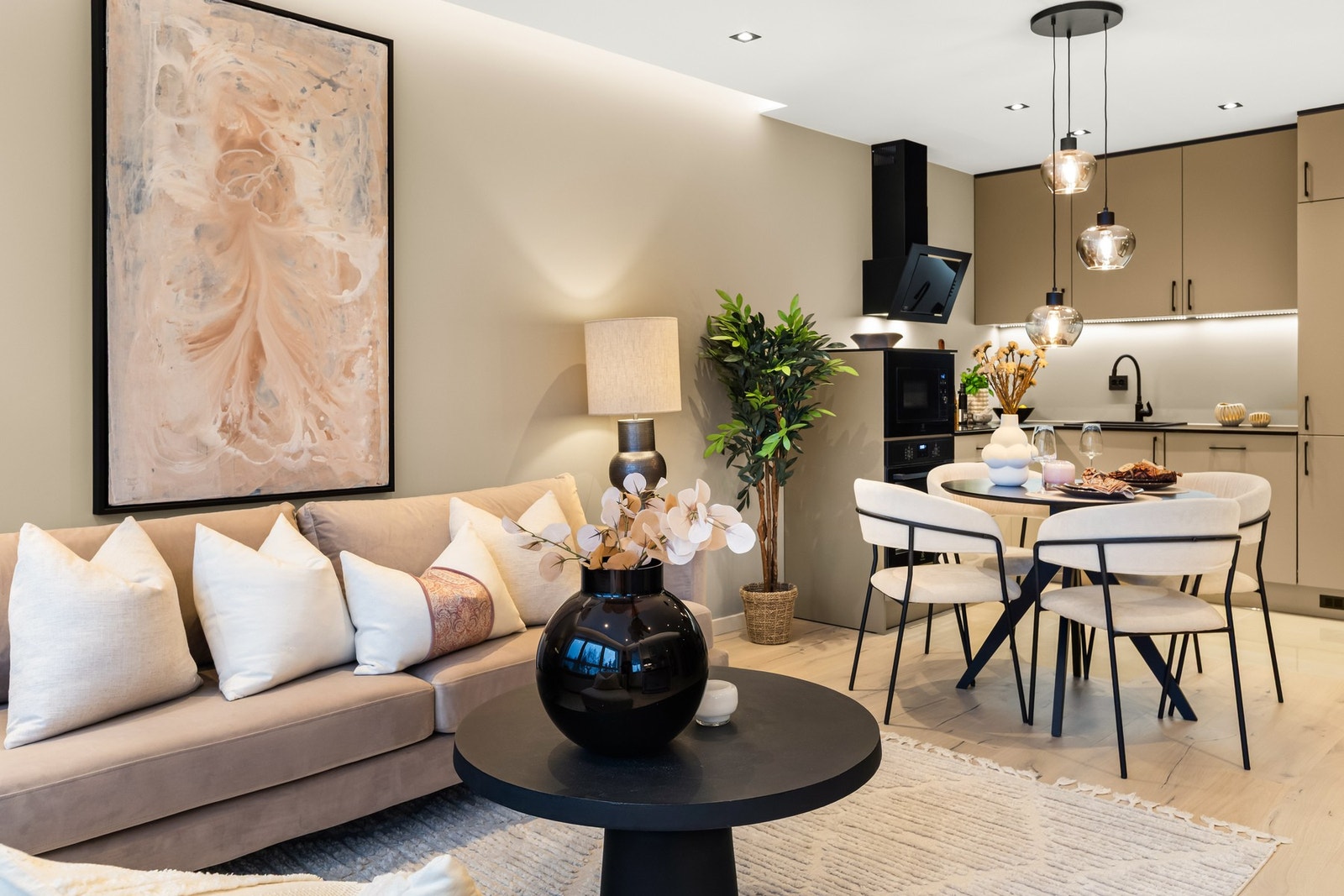 Stilren og delikat bolig med tidsriktige farge- og materialvalg Galleribilde