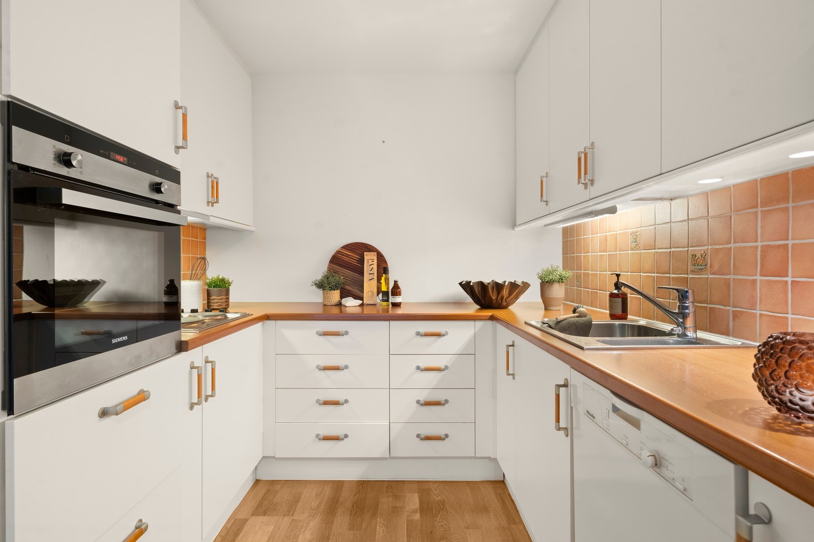 Innredningen er fra 2003 og har laminat benkeplate samt oppvaskkum i stål. Kjøkkenet er utstyrt med integrert kokeplate og komfyr, samt. oppvaskmaskin. Avtrekk skjer via mekanisk avtrekksanlegg i boenheten. Galleribilde