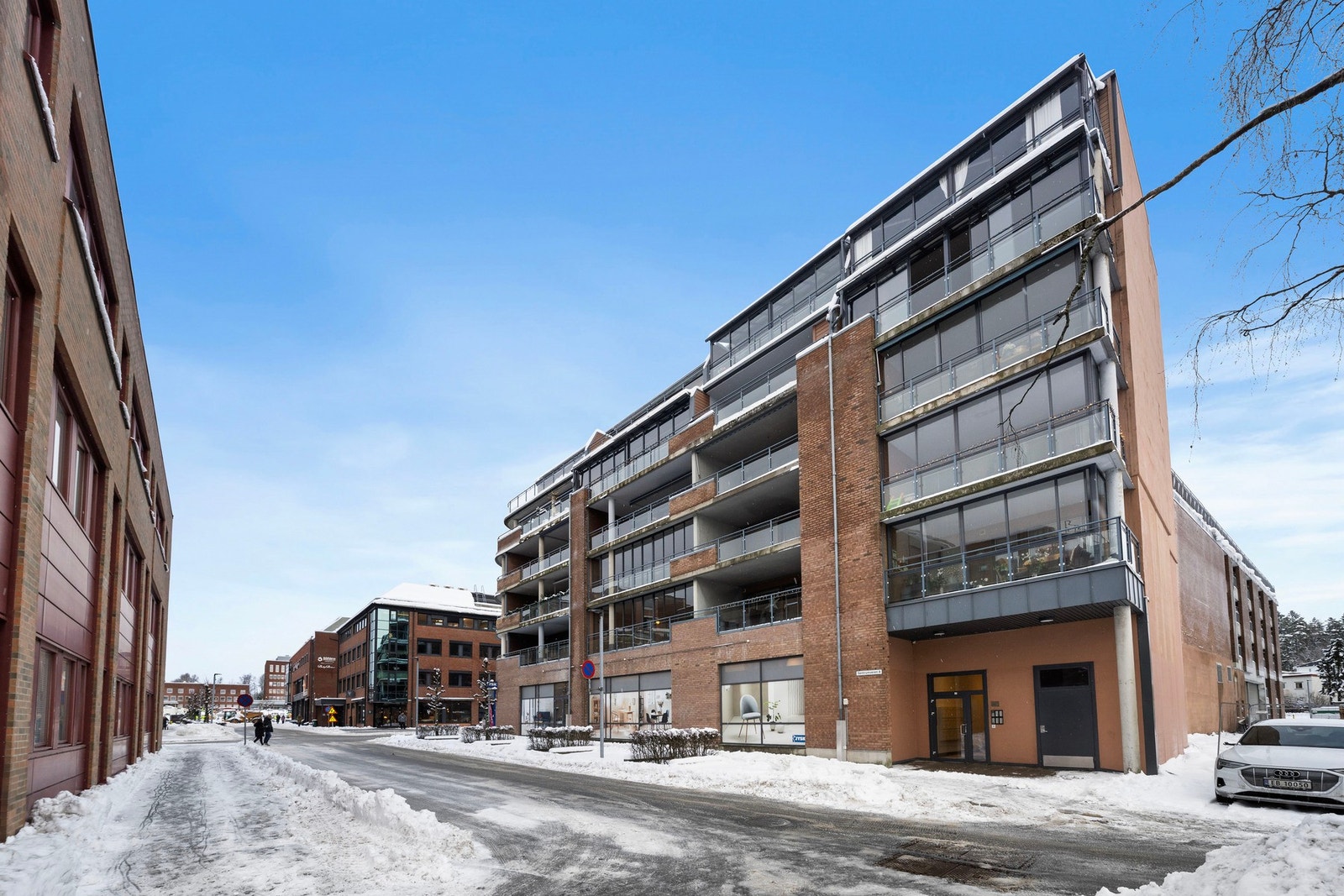 Ski sentrum fungerer også som et viktig knutepunkt for offentlig kommunikasjon Galleribilde