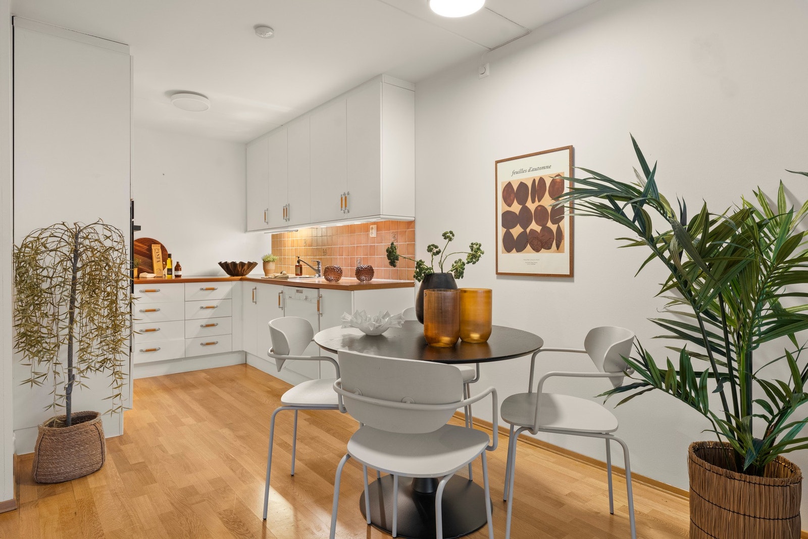 Kjøkkenet skilter med lyse, glatte fronter og en praktisk L-formet løsning som gir god arbeidsflyt i hverdagen. Galleribilde