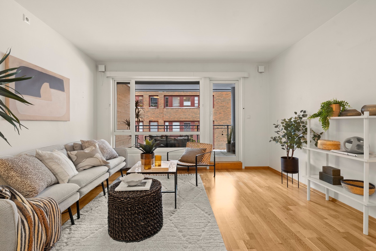 Stuen er romslig og innbydende med store vindusoverflater som gir rikelig med naturlig lys og skaper en luftig romfølelse. Galleribilde