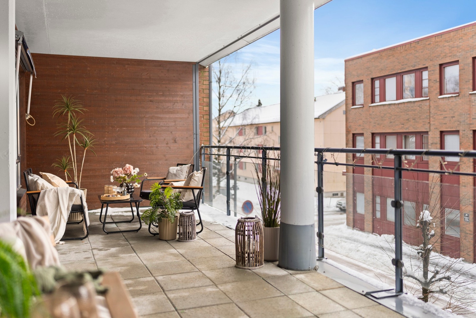 Her er det direkte utgang til vestvendt balkong, som fungerer som en naturlig forlengelse av oppholdsrommet og byr på gode solforhold. Galleribilde