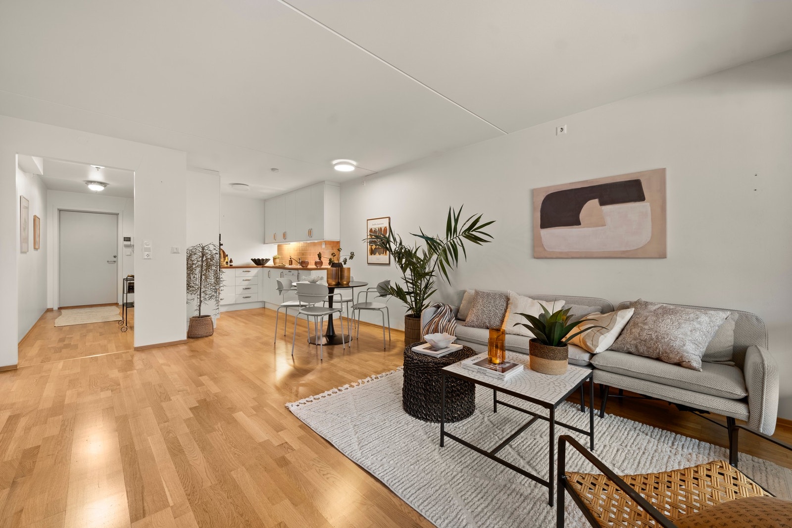 Midt i hjertet av Ski ligger denne lyse og romslige 3-roms leiligheten med fantastisk beliggenhet som gjør hverdagen enkel og komfortabel. Galleribilde