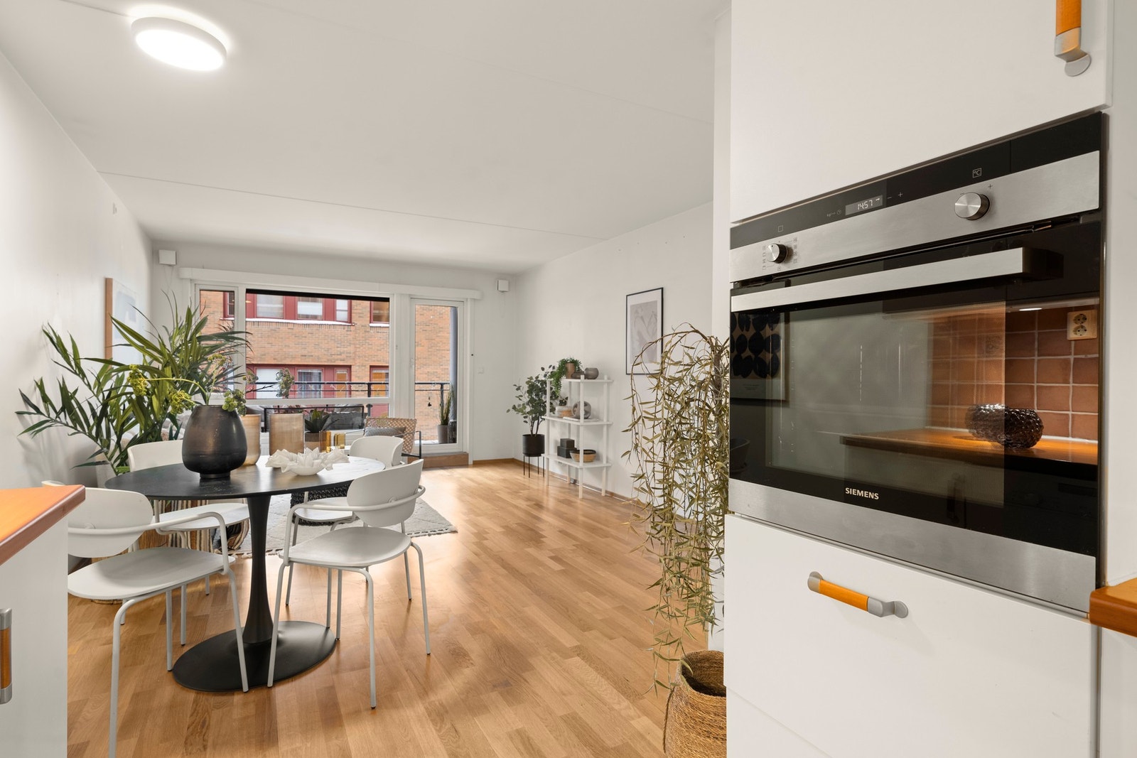 Stuen har en åpen og naturlig forbindelse mot kjøkkenet, noe som skaper en sosial planløsning med gode møbleringsmuligheter for både sofagruppe og spiseplass. Vinduer og balkongdør har isolerglass og er fra byggeåret 2003. Galleribilde