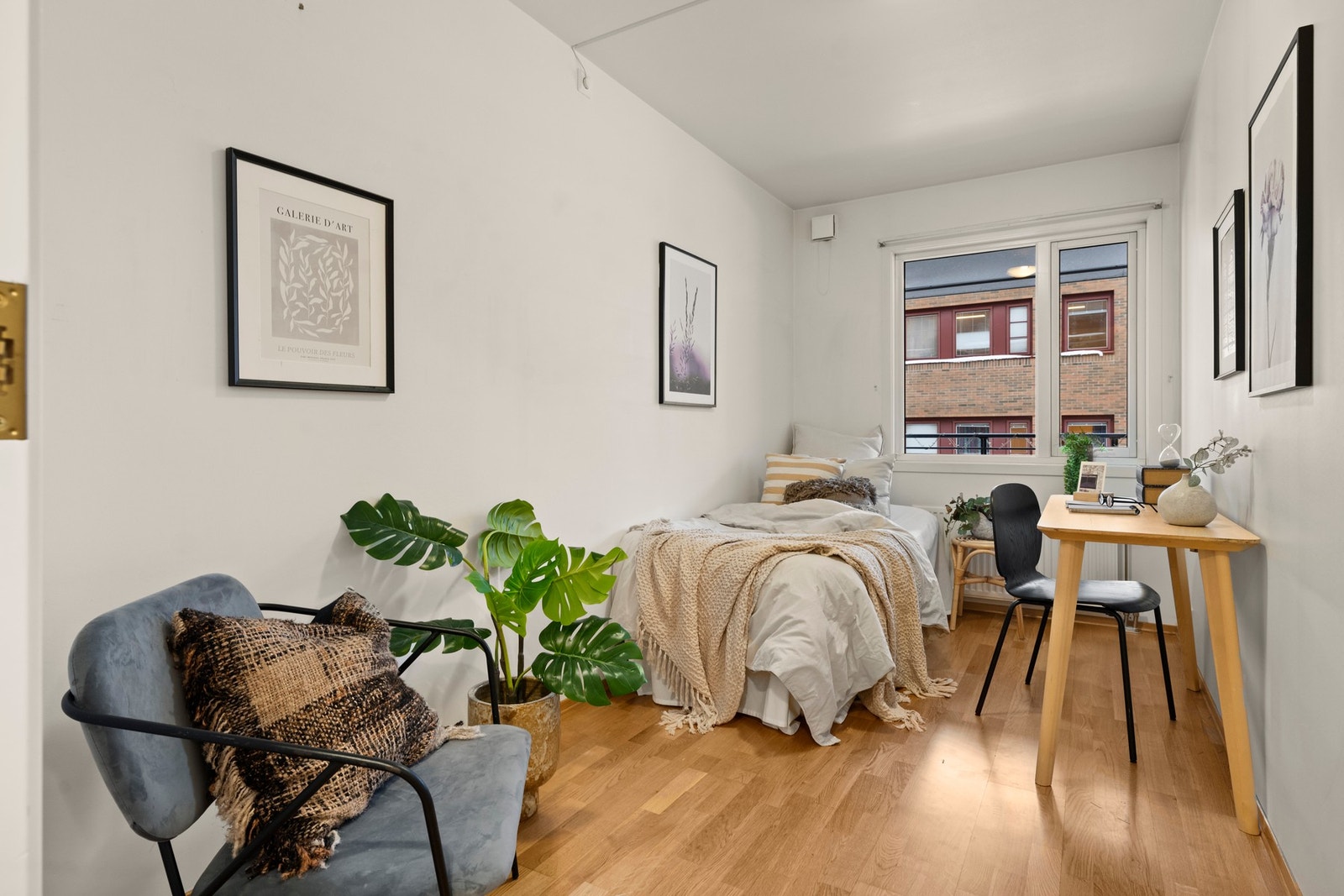 Det andre soverommet er fleksibelt og kan enkelt tilpasses som barnerom, gjesterom eller hjemmekontor. Parkett på gulv og lyse, malte flater gir rommene et lyst og tidløst uttrykk. Galleribilde