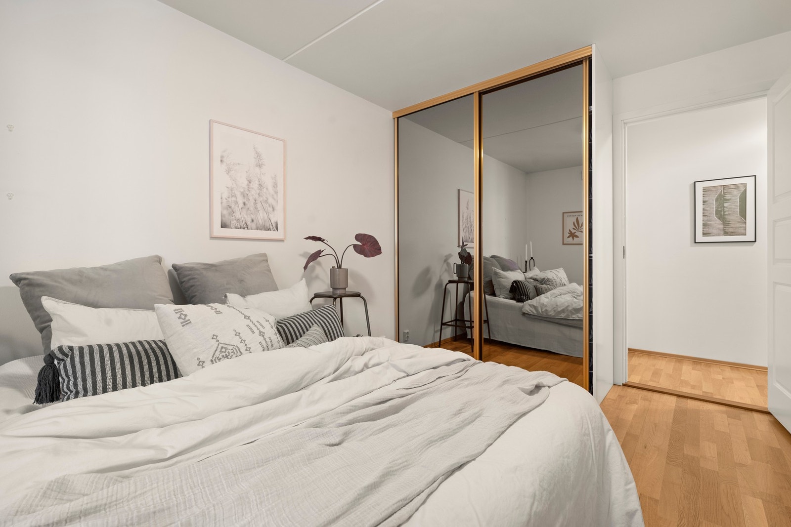 Hovedsoverommet har god plass til dobbeltseng med nattbord på begge sider og gir en behagelig ramme for hvile og ro. Galleribilde