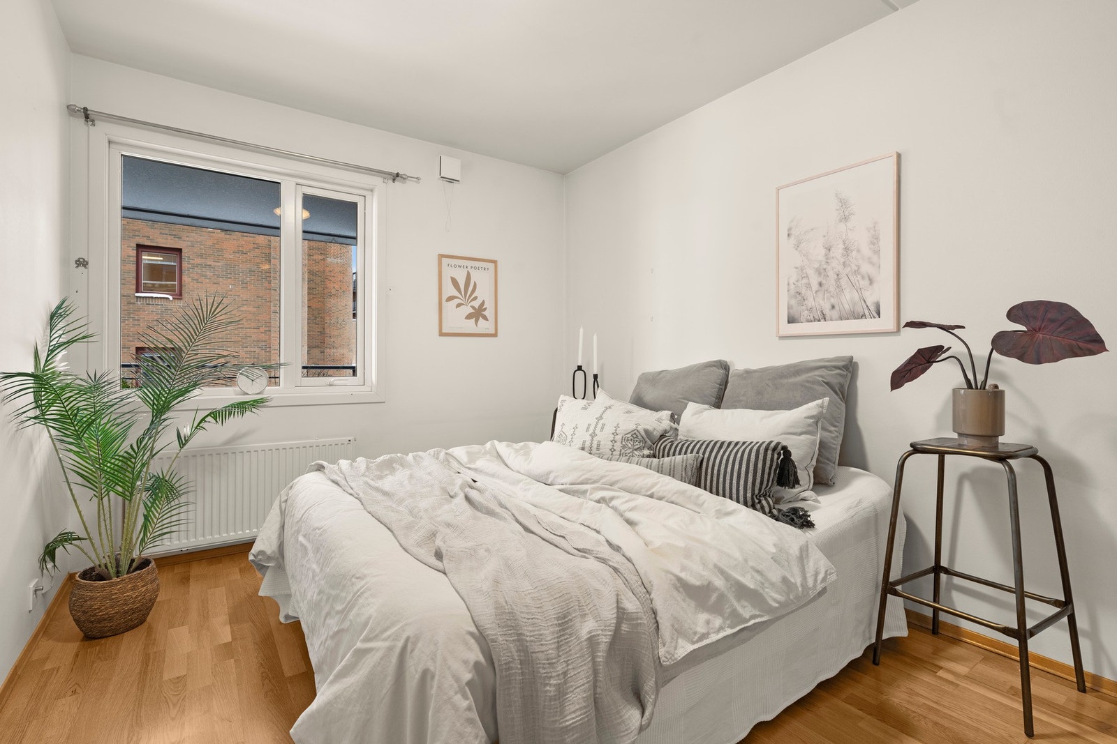 Leiligheten har to soverom med en rolig og innbydende atmosfære Galleribilde