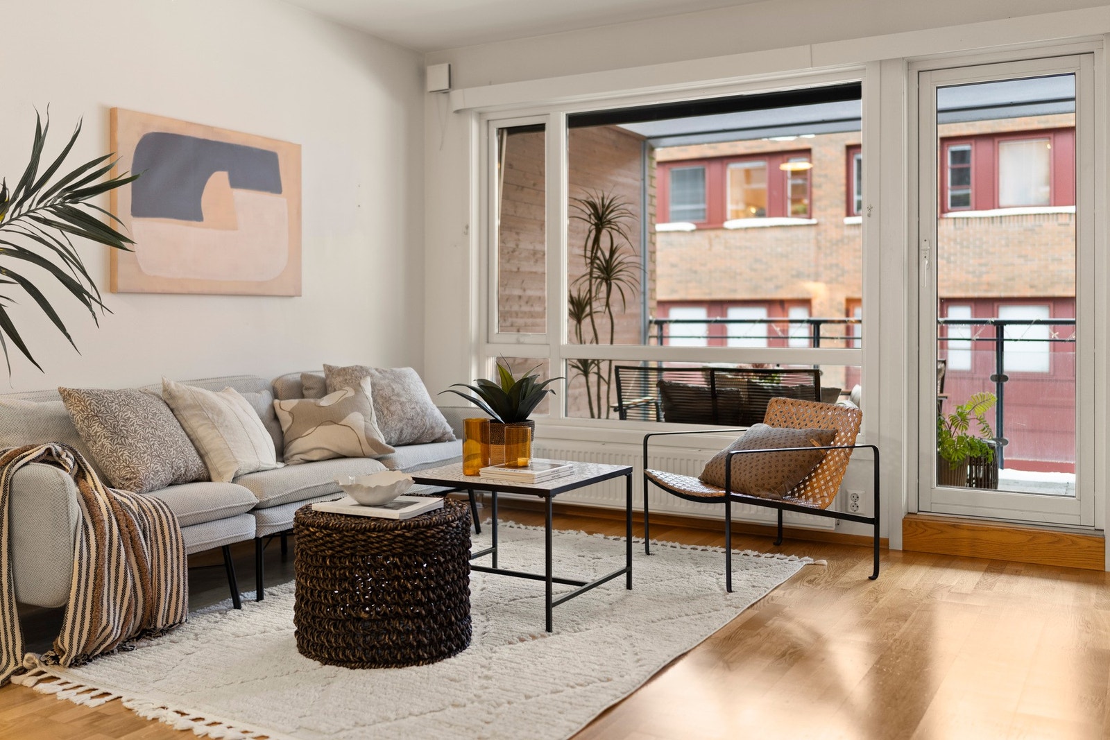 Gulvet i stuen er belagt med parkett, og rommet har lyse, malte flater på både vegger og himling som gir et tidløst og behagelig uttrykk. Galleribilde