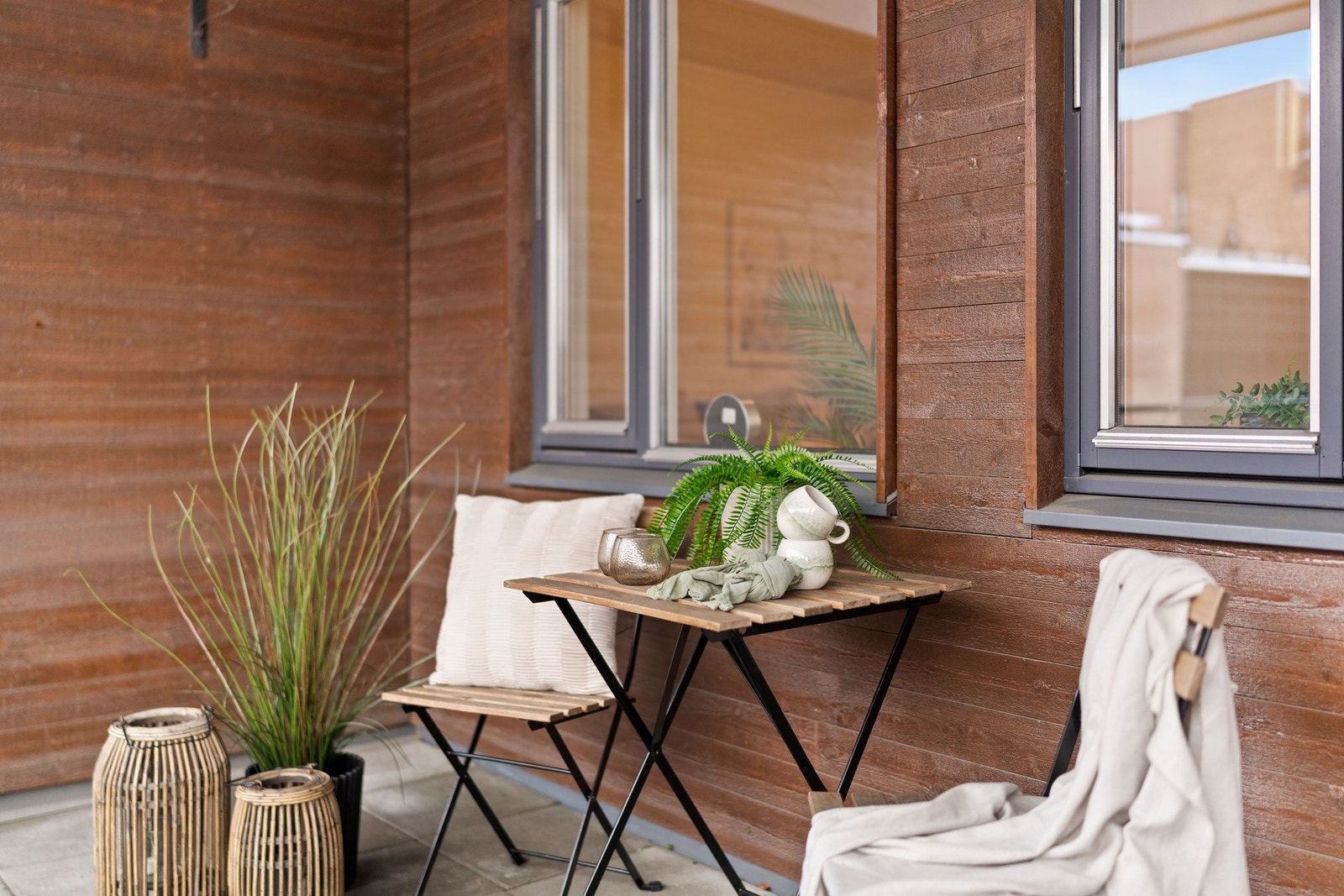 Her er det god plass til både sittegruppe og beplantning - et fint sted å nyte ettermiddags- og kveldssolen i rolige omgivelser. Galleribilde