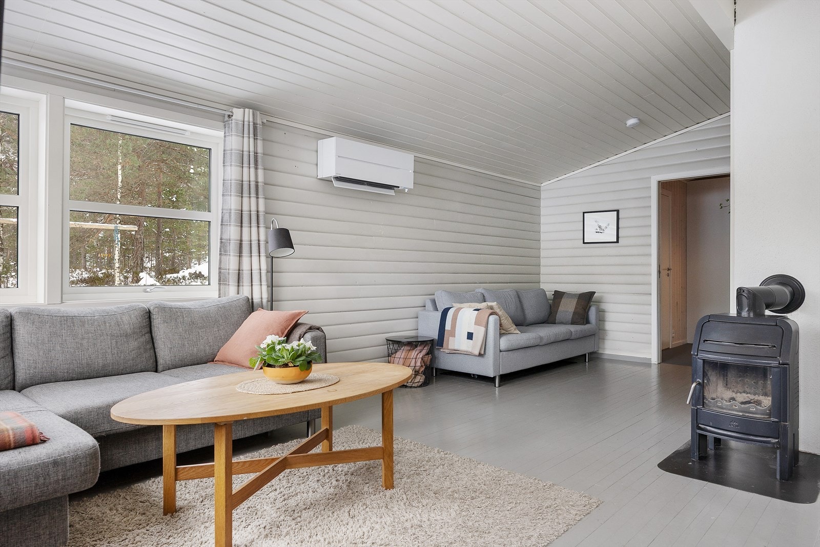 Varmepumpe og vedovn i stue. Galleribilde