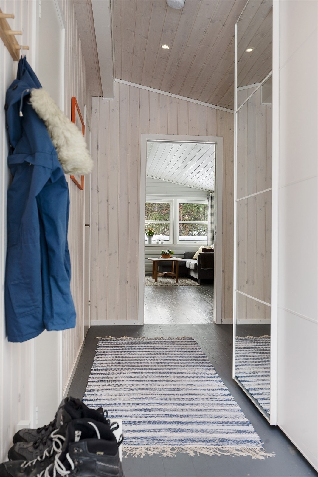 Du blir ønsket velkommen i lys og fin entrè/gang med plass til oppbevaring av klær og sko. Galleribilde
