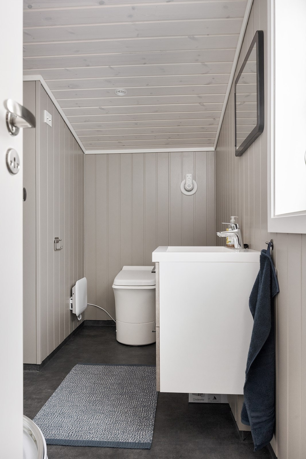 Baderom er innredet med nedfelt servant, dusjkabinett og forbrennings-toalett. Galleribilde