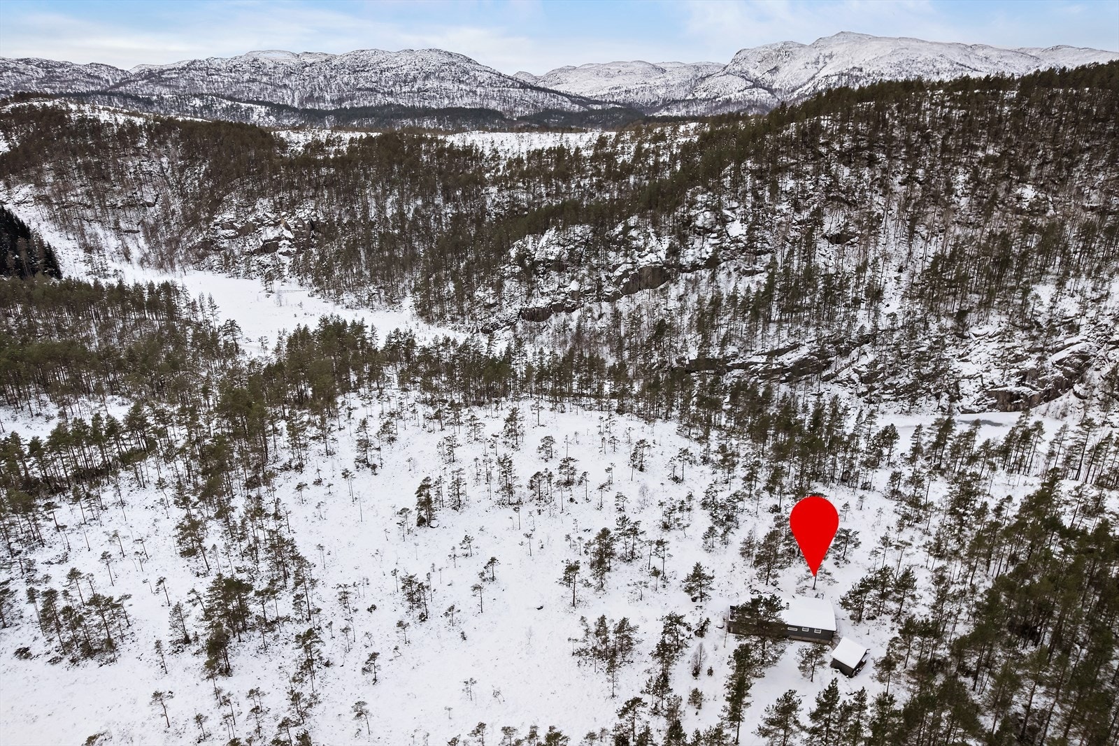 Hytta ligger i rolige naturskjønne omgivelser bare 1 1/2 times kjøring fra Stavanger. Området er praktfullt både sommer og vinter, fin natur rundt hytta og badevann i nærområdet Galleribilde