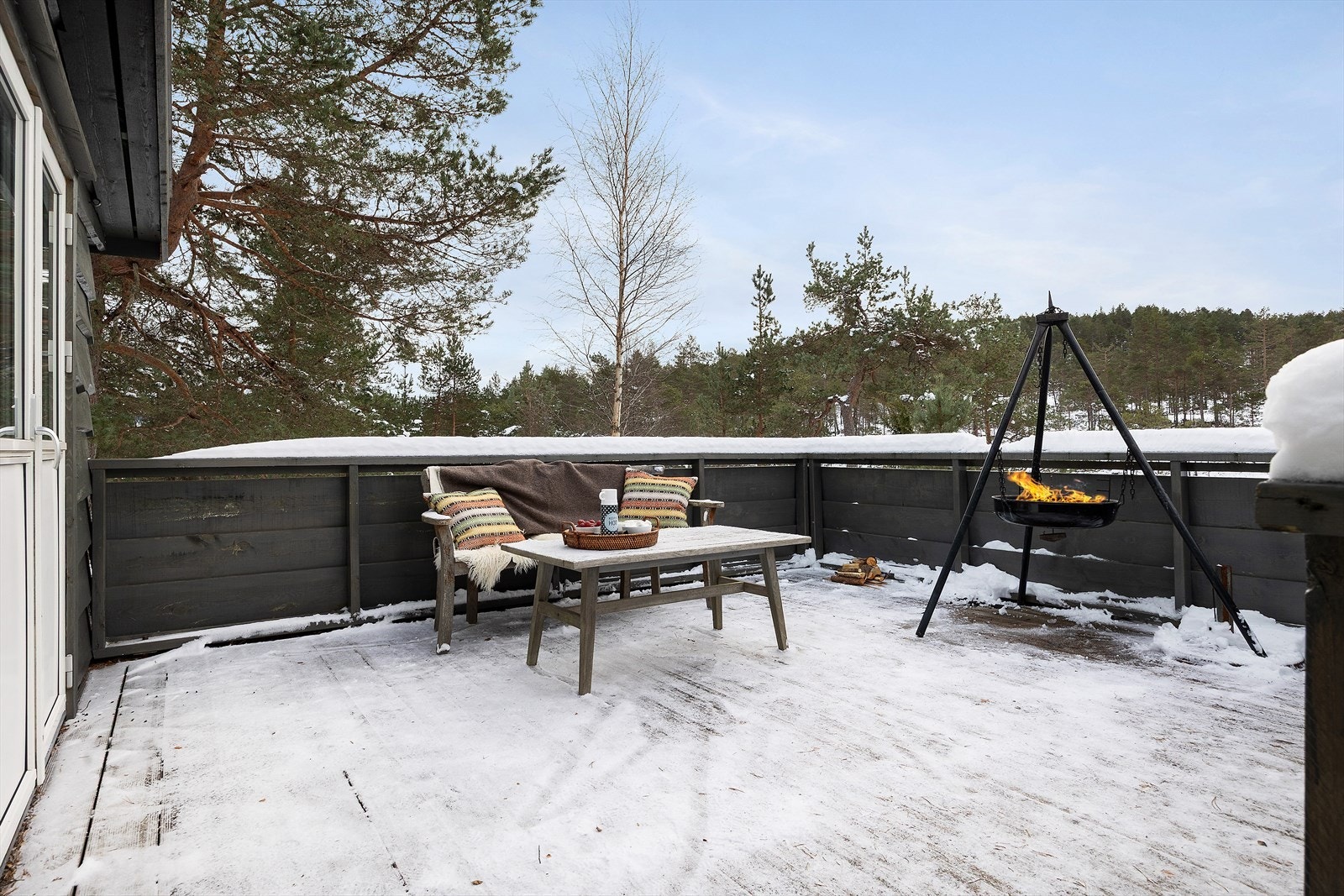 Fin solrik terrasse med utgang fra stue. Galleribilde