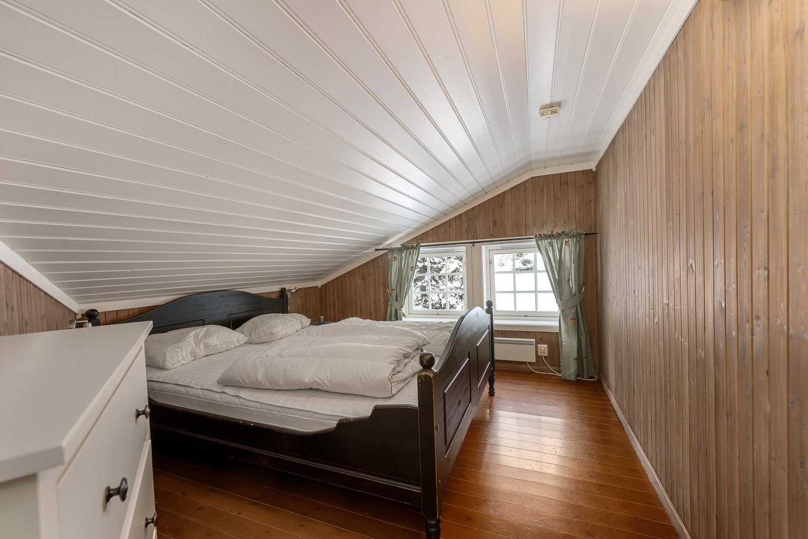 Hovedsoverommet i andre etasje har plass til dobbeltseng og oppbevaring. Galleribilde